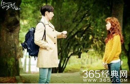 奶酪陷阱第二集开头女主黄色毛衣是什么牌子的