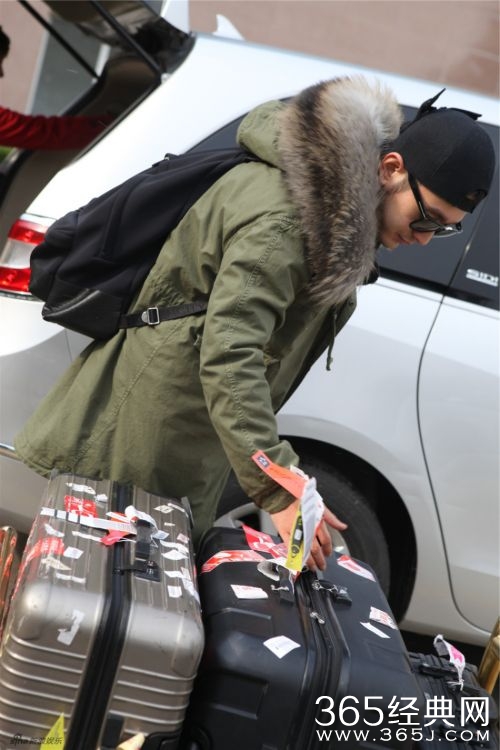 黄晓明搬运行李箱