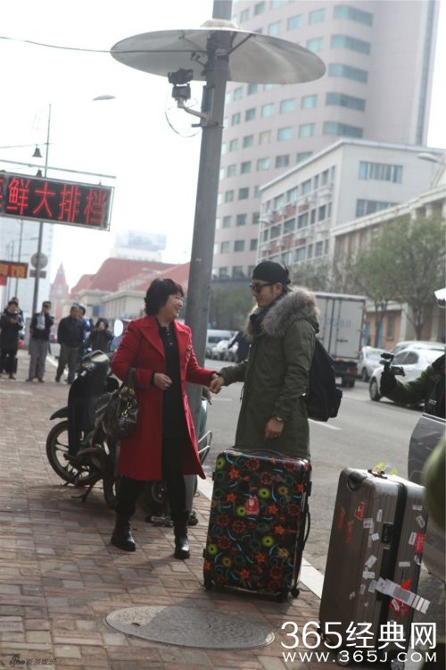 黄晓明和妈妈初到青岛老家