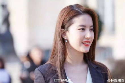 刘亦菲亮相时装周 西装霸气外漏组图