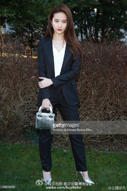 刘亦菲亮相时装周 西装霸气外漏组图