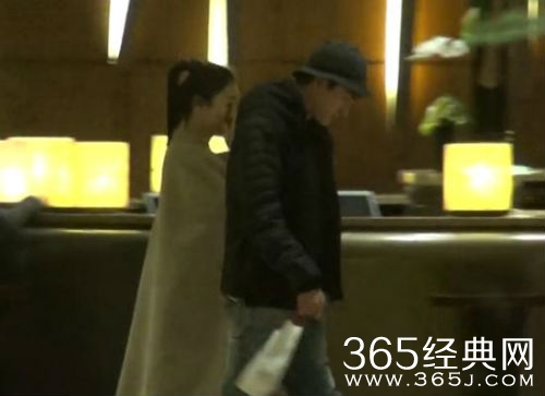 林更新搂神秘女生进酒店互动亲密