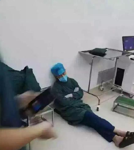 医生连做20台手术后就地睡着 获赞