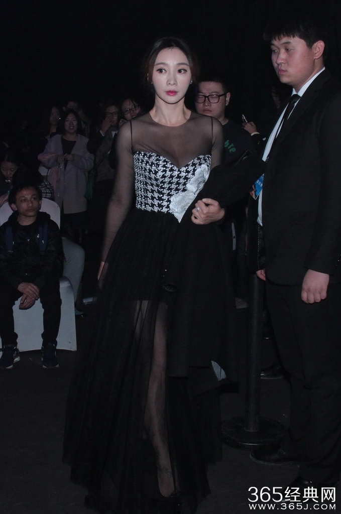 柳岩秀傲人事业线 薄纱透视美呆了