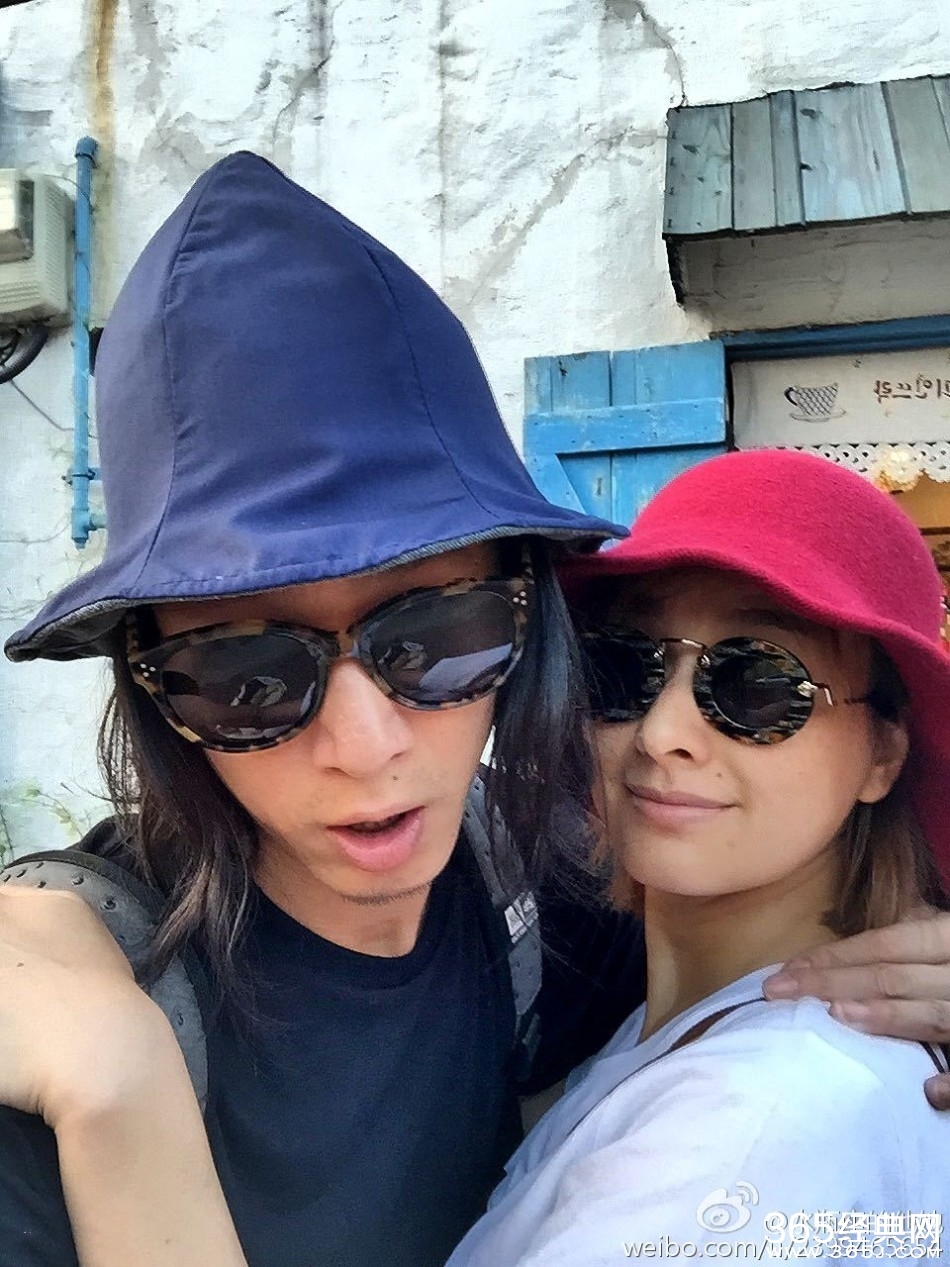 吴昕转发与神秘男子亲密照 回应称被盗号