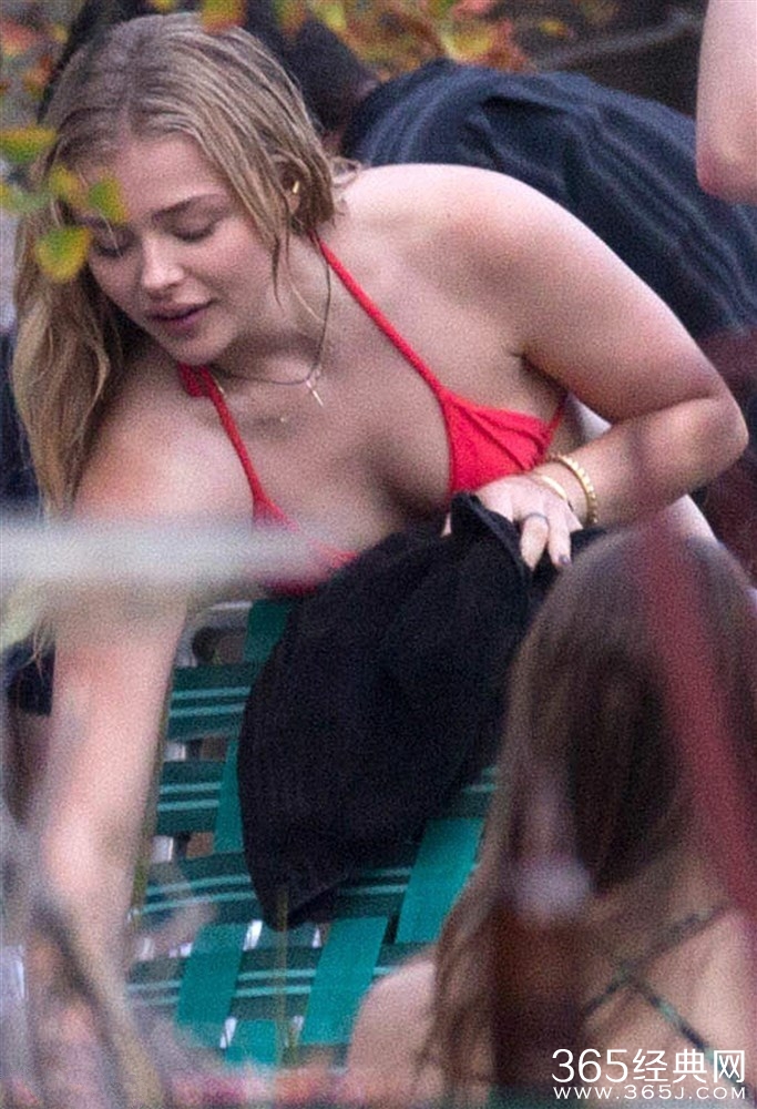 赛琳娜携手超杀女 比基尼上阵奔放热辣