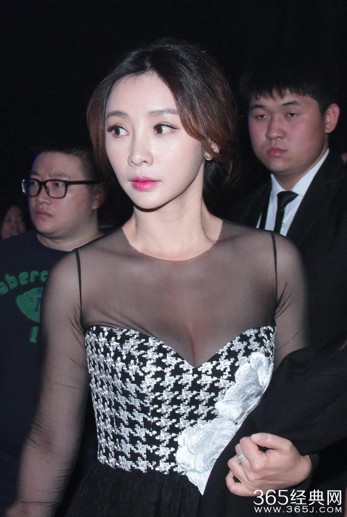 柳岩秀傲人事业线 薄纱透视美呆了