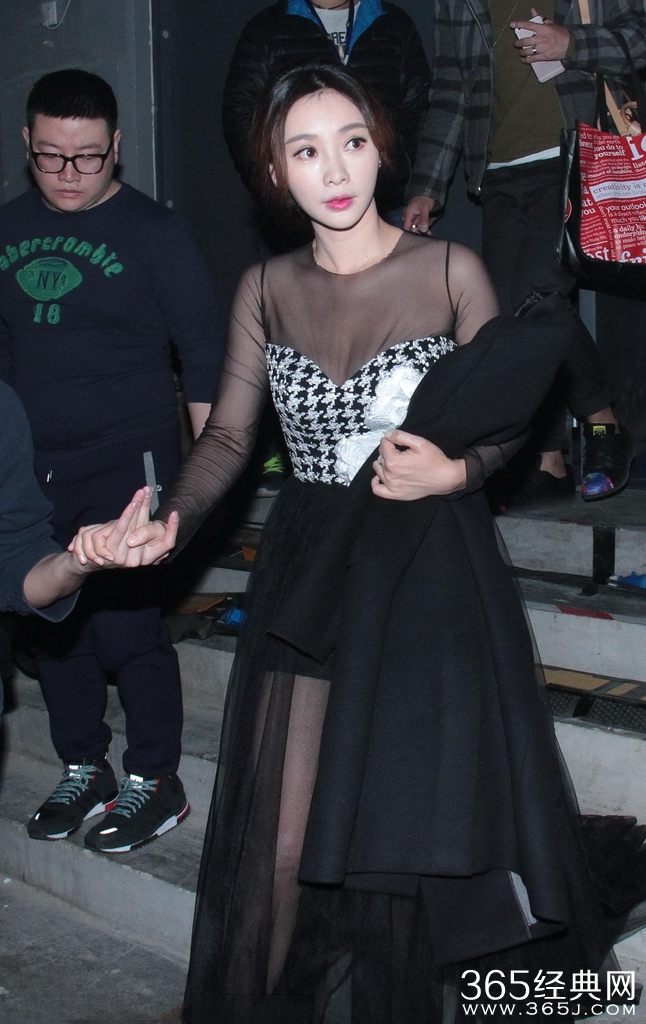 柳岩秀傲人事业线 薄纱透视美呆了