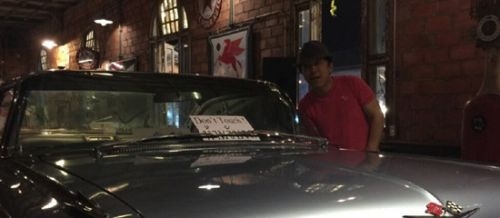 黄渤现身泰国片场