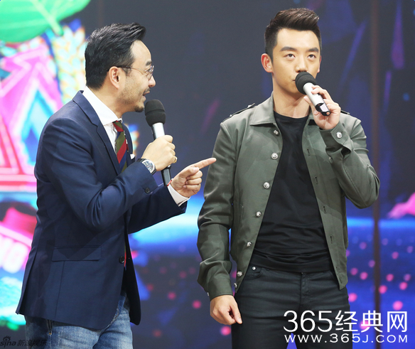 郑恺做客天天向上 与吴亦凡PK花式俯卧撑