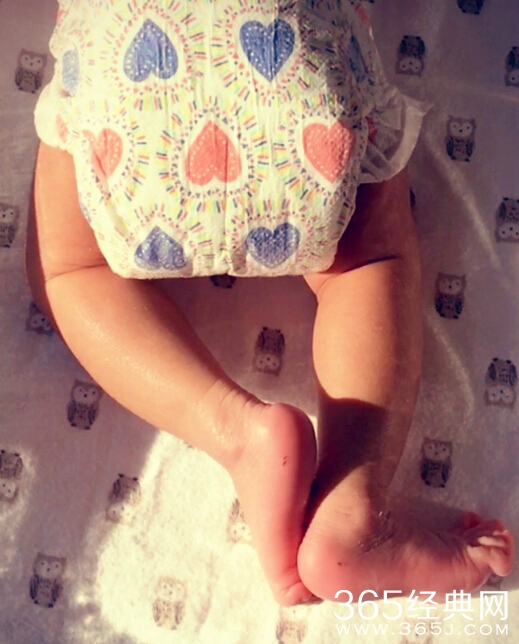 章子怡晒女儿满月照 满满的都是幸福