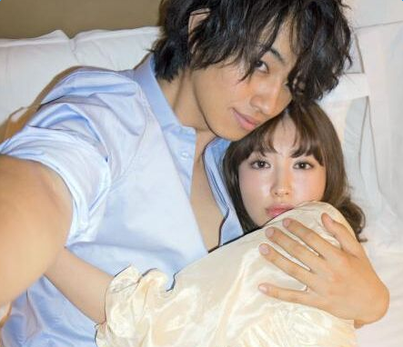小嶋阳菜和斋藤工不雅床照曝光 两人床上激情吸睛