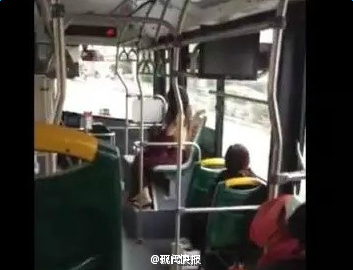 姑娘上海公交车上脱光视频 众阿姨劝阻