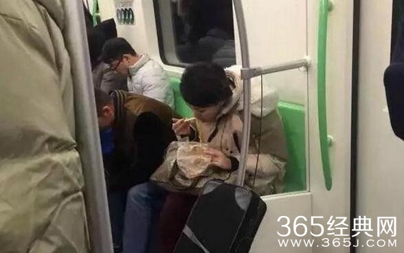 鸡爪女改吃麻辣烫 再次现身上海地跌掀起口水战