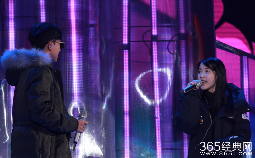 张杰深情献唱小年夜 粉丝望劈叉