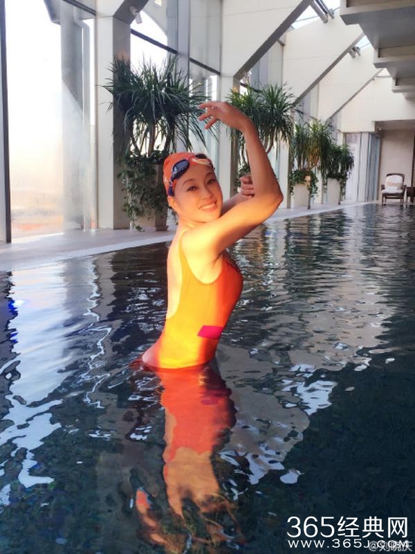 刘晓庆花样游泳