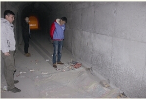 女孩被装皮袋绑走 两男子贪图女孩美色欲轮奸