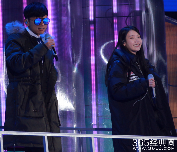 张杰IU合作欧美歌曲 粉丝望张杰劈叉