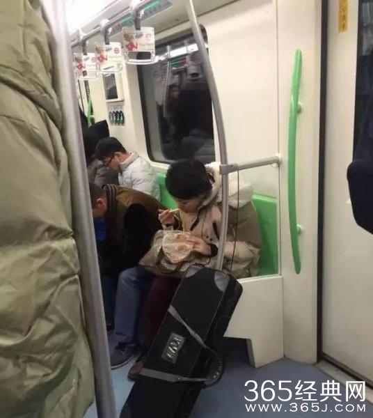 鸡爪女地铁吃麻辣烫视频 曾因地铁吃鸡爪一夜成名