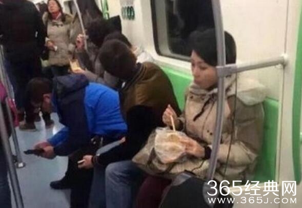 鸡爪女改吃麻辣烫 再次现身上海地跌掀起口水战