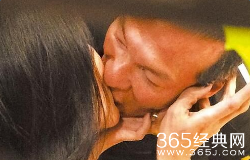 黄仲昆与两女激吻照片曝光 老婆Lulu不以为意称其喝多