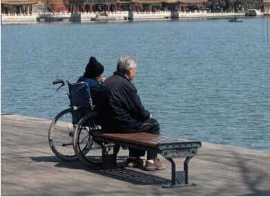 老人情书唤醒老伴 爱情总是会有奇迹