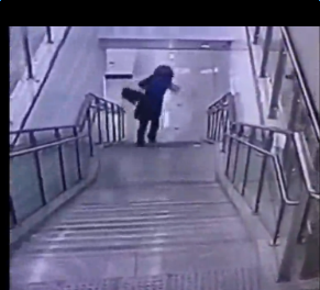 女子滚下地铁楼梯视频完整版 监控视频遭网友疯转