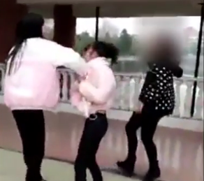 长得好看遭同学骑坐扇耳光视频完整版