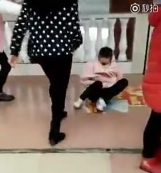 湖南女生因长得好看被同学扇耳光1分56秒视频曝光