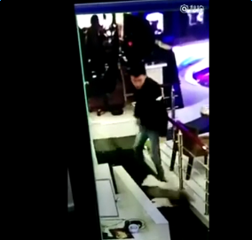 男子玩LOL被关机暴打女友视频_秒拍