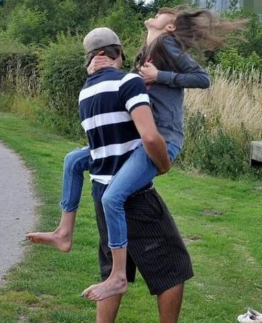 厌食症女子与男友拥抱时撞断肋骨