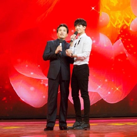 杨洋搭档佟铁鑫合猴年春晚演唱《父子》