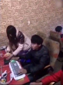 网吧团战媳妇喂饭视频完整版