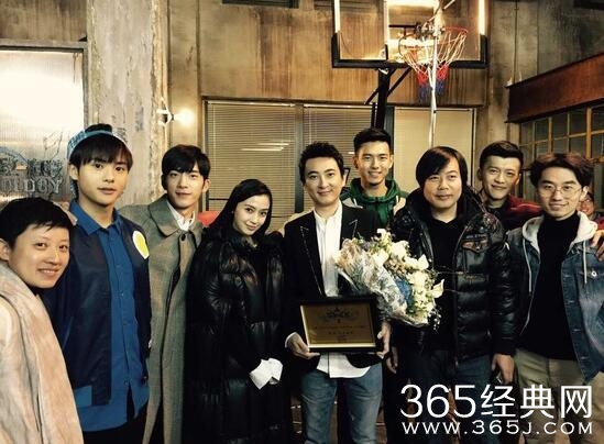 王思聪献出荧幕处女秀 与Baby一起玩街机