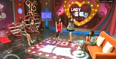 温雅让凤姐出丑视频 炫耀身材称凤姐搞笑