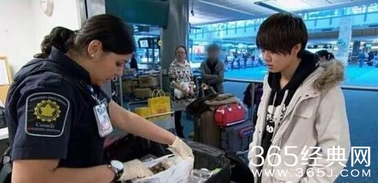 表情包太黄被遣返 网友：出国前还要恢复下出厂设置