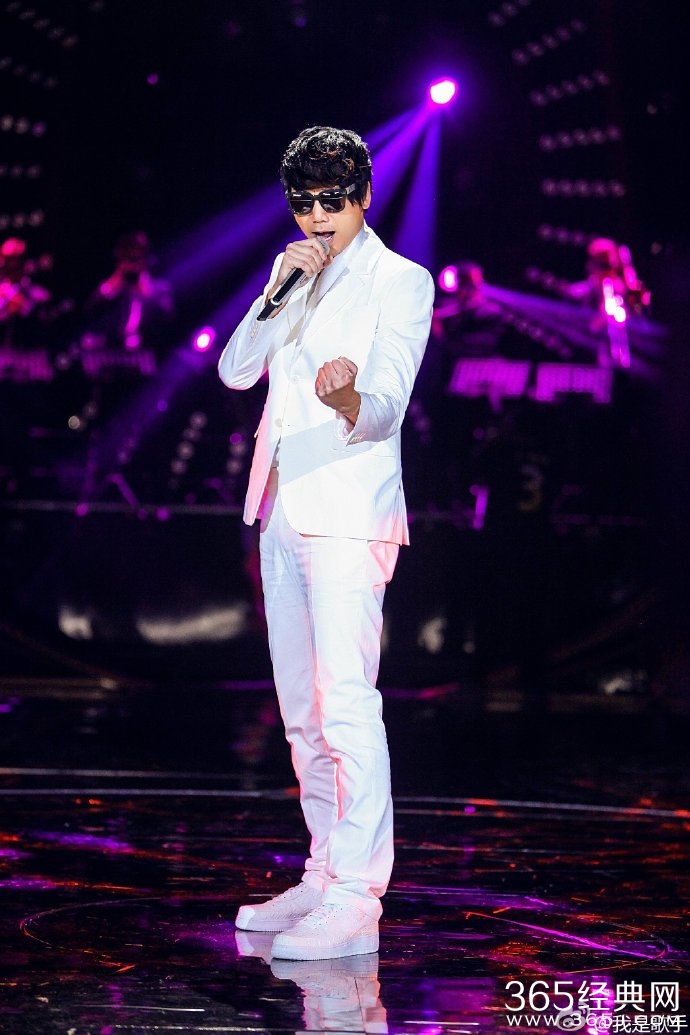 信化身摇滚版“鸟叔”献唱《江南style》