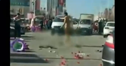 情人节男子求爱被拒裸体打滚 裸身打滚男子资料曝光