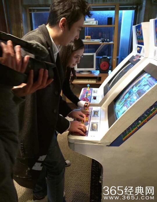 王思聪献出荧幕处女秀 与Baby一起玩街机