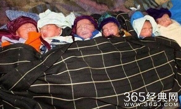 孕妇生小孩累坏50名医护 3分钟内分娩6胞胎惊呆了