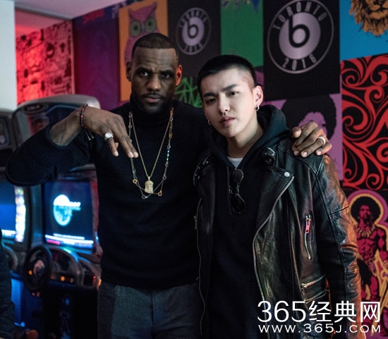 吴亦凡与球星詹姆斯合影