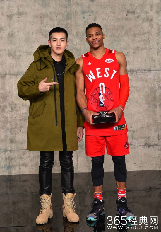 吴亦凡和MVP韦少合影