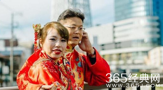 19万日本拍婚纱 收到照片后的情侣眼泪掉下来