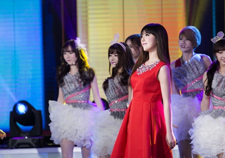 赵奕欢献唱公益 一身红裙惊艳全场