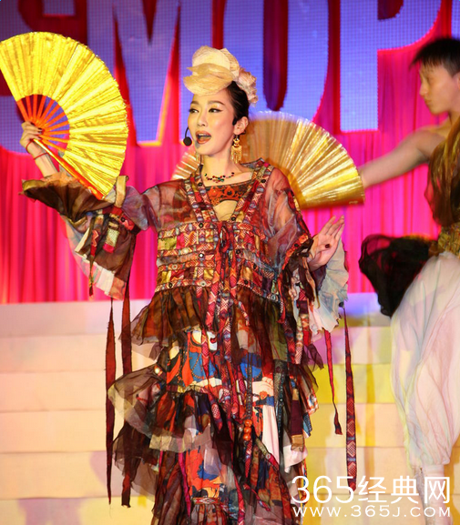 萨顶顶假唱话筒拿反视频完整版