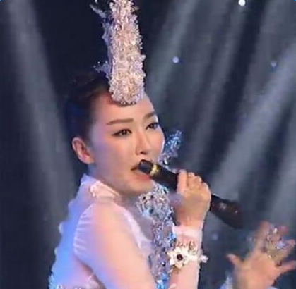 萨顶顶话筒拿反是炒作吗 演技惊人被疑假唱