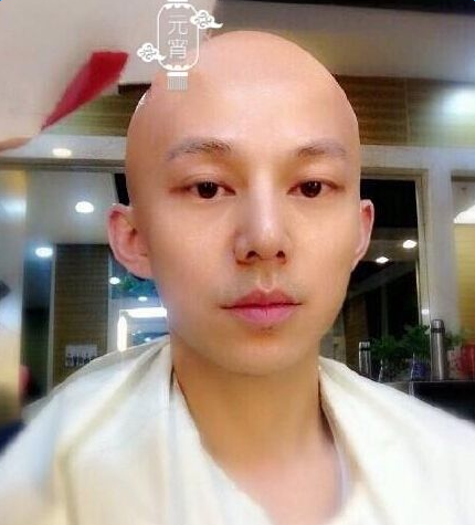 何炅剃光头是PS的假照片吗 元宵节剃光头太应景