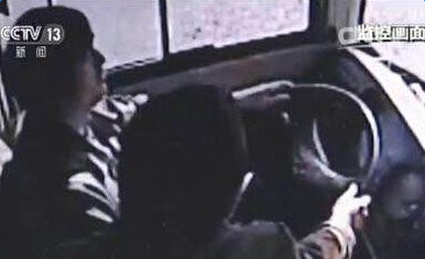 上海14路公交车抢夺方向盘老人照片资料