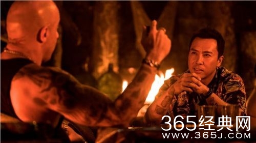 《极限特工3》新剧照放出 文迪塞尔与甄子丹饮酒