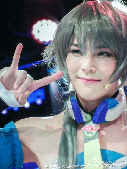 汪东城cos二次元少女洛天依